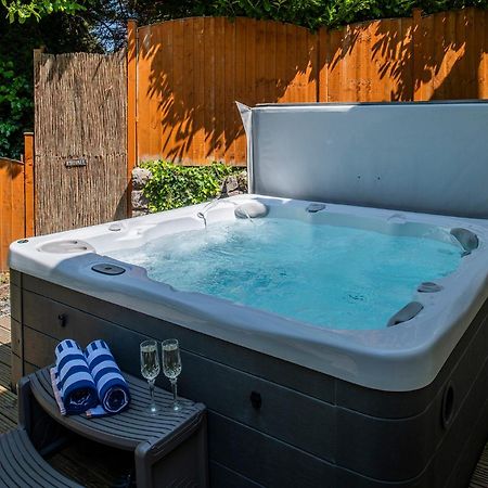 The Coachhouse - Cottage With Private Hot Tub Colwyn Bay Buitenkant foto