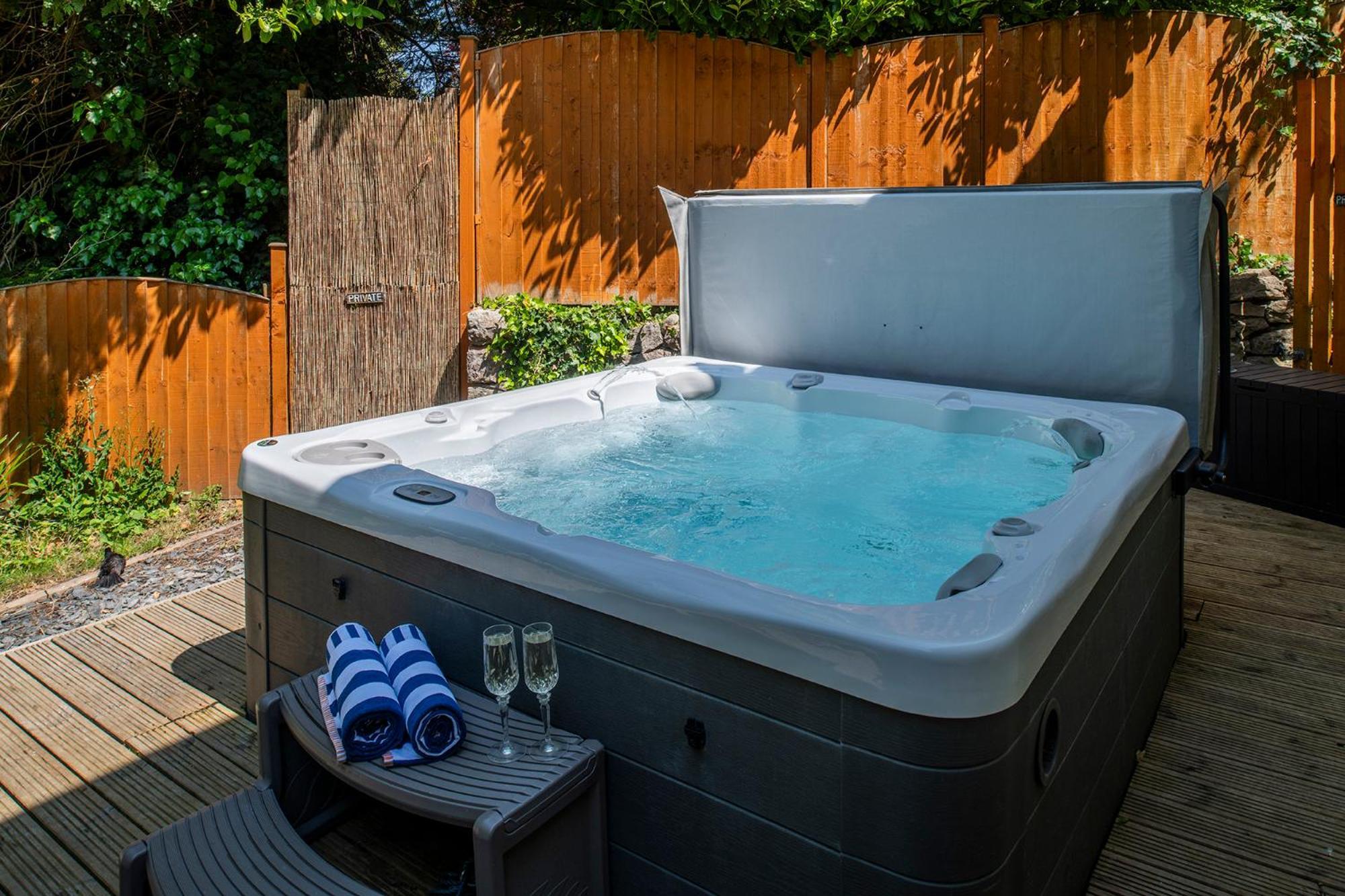The Coachhouse - Cottage With Private Hot Tub Colwyn Bay Buitenkant foto